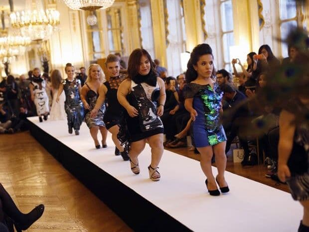 Desfile com modelos anãs em Paris combate 'padrões de beleza'