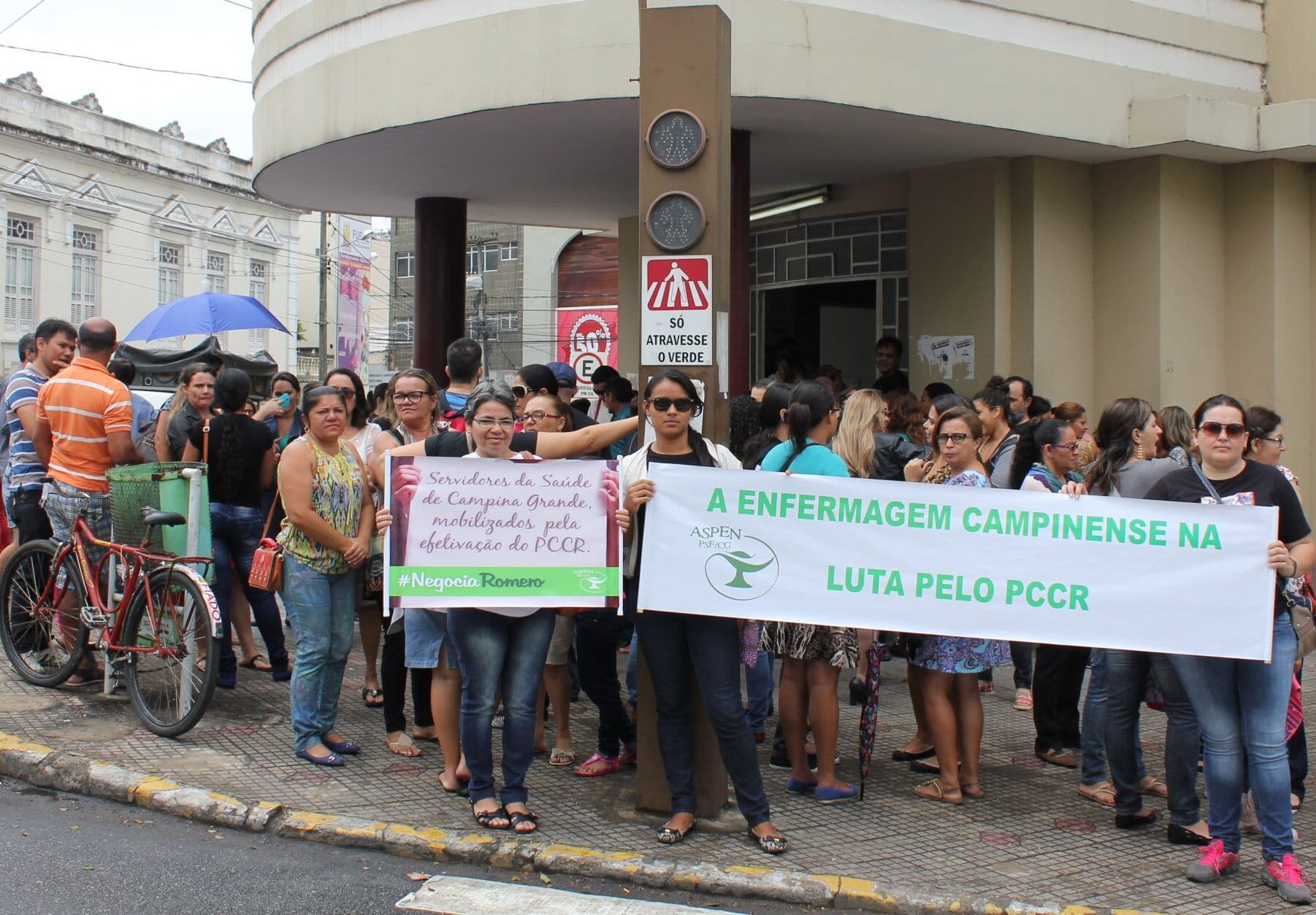 Trabalhadores da saúde ameaçam entrar em greve após meses sem salários em Campina Grande