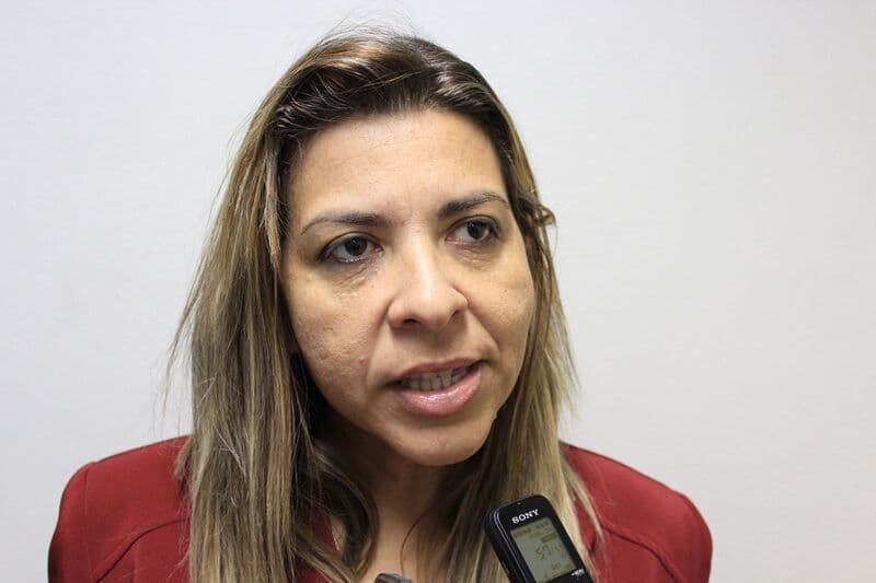 Eliza Virgínia apresenta dois votos de repúdio contra Lula e Câmara derruba proposta sobre 'política de combate ao pequeno crime'
