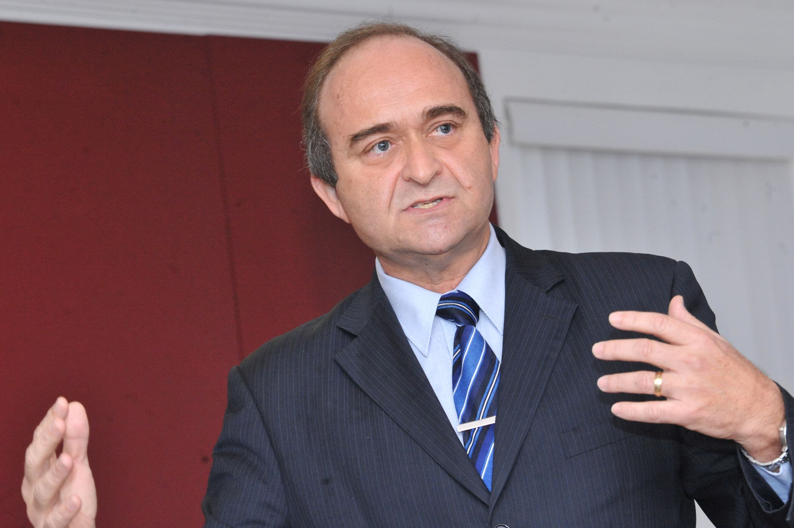 Presidente da Abradee diz que setor de energia elétrica tem déficit de R$ 12 bilhões