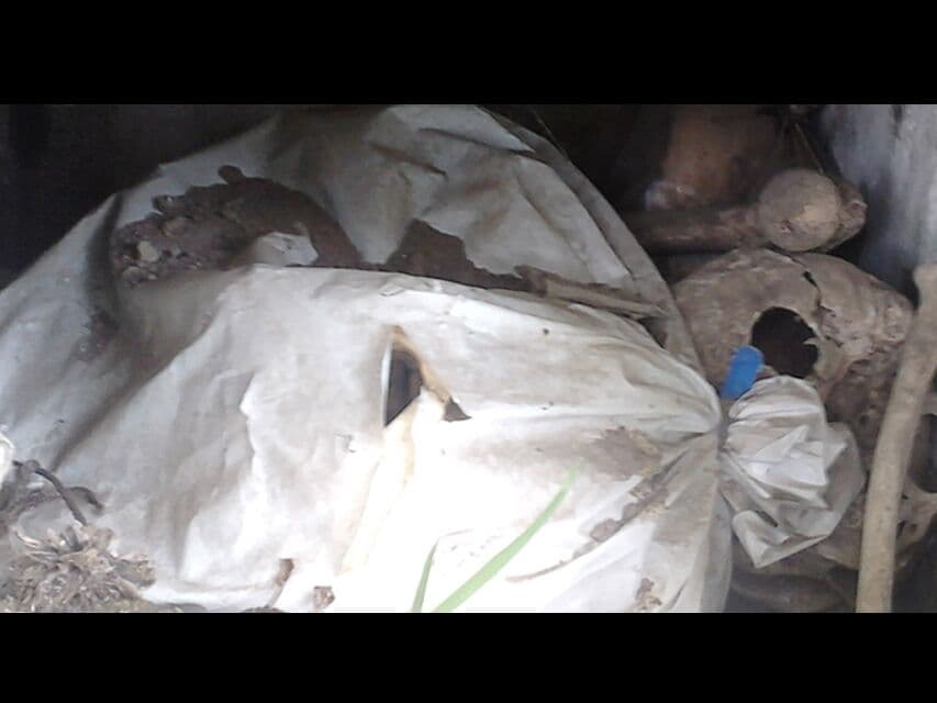 Pedaços de caixões, mortalhas e ossadas fazem parte do cenário de horror do Cemitério São José em Jo