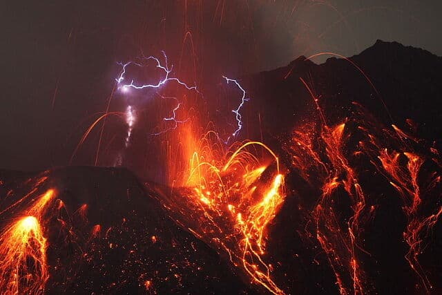 Vulcão Sakurajima entrou em erupção