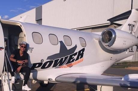 Justiça bloqueia apartamentos, jato e iate de Neymar