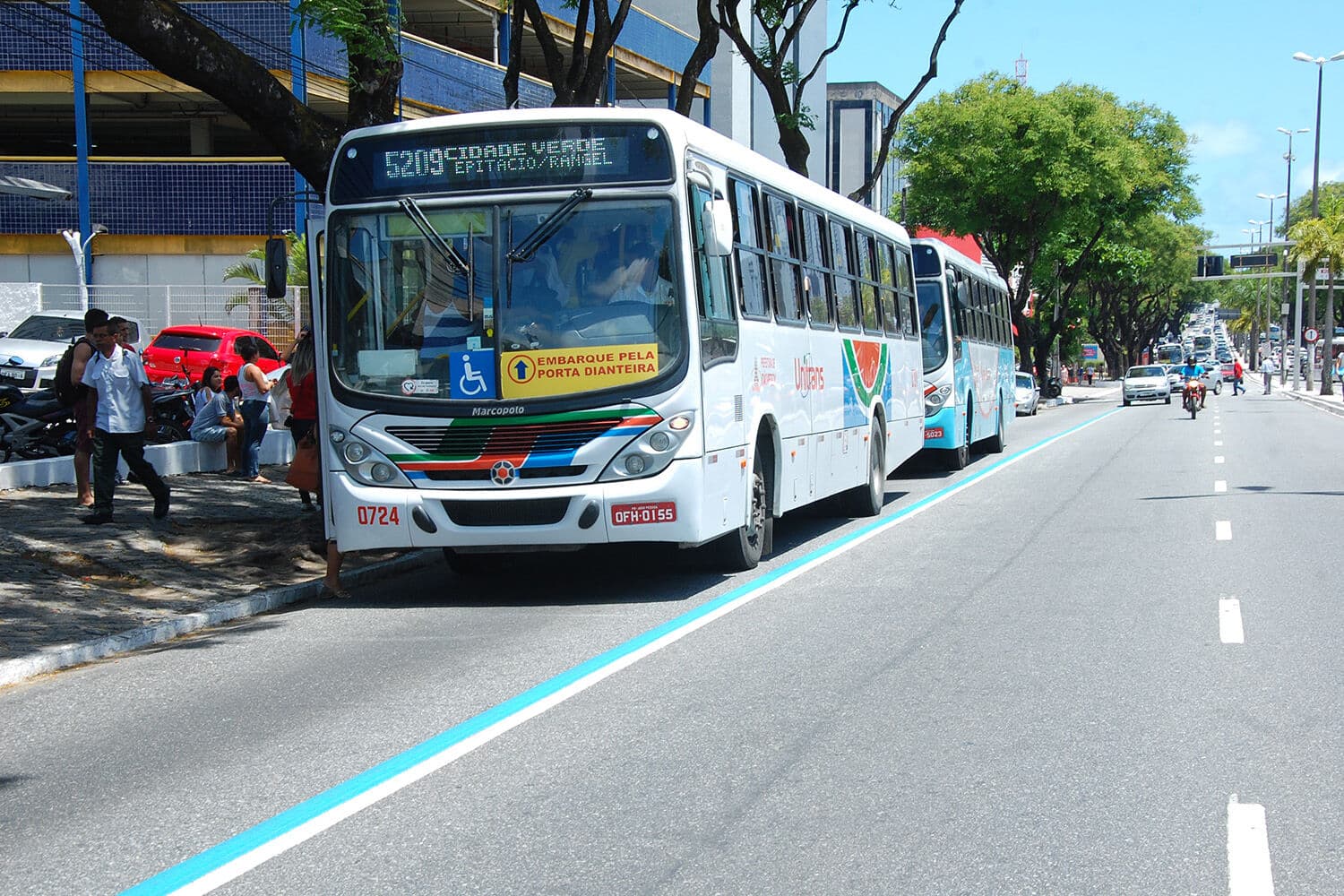 Dirigir na faixa de ônibus vira infração gravíssima, com multa de R$ 574