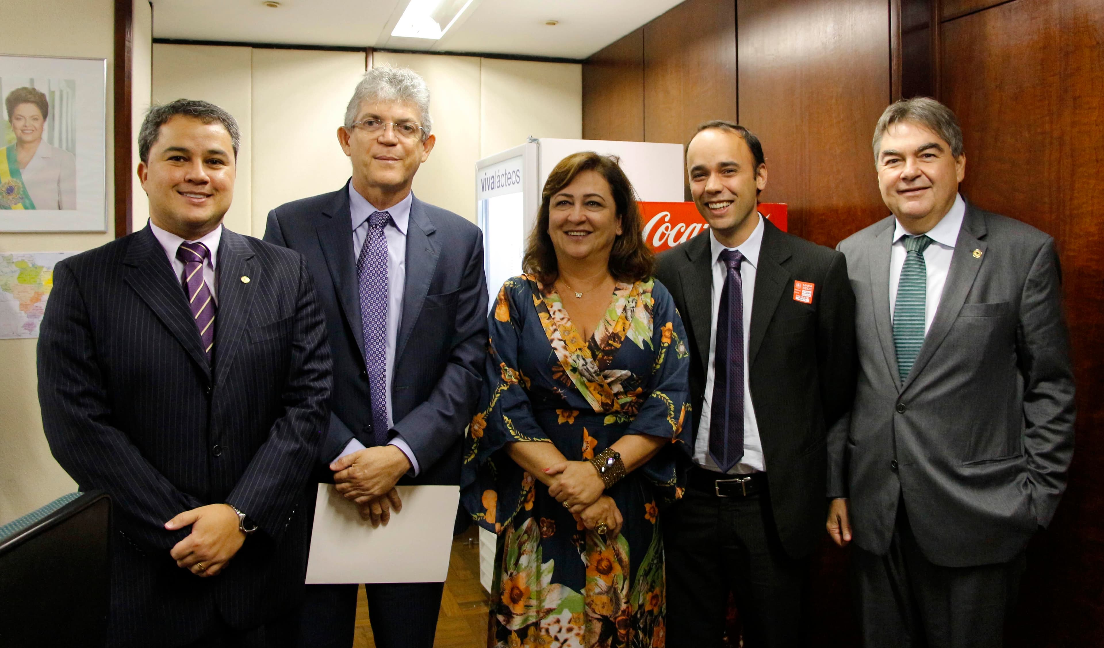 Ministra garante conclusão de complexo industrial pesqueiro na Paraíba