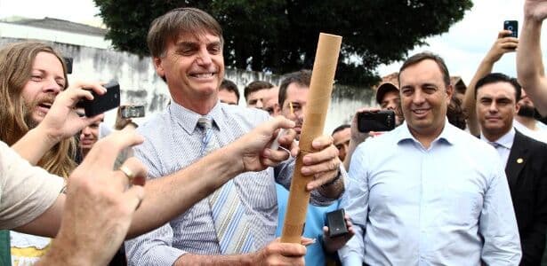 Bolsonaro comemora condução coercitiva de Lula soltando fogos