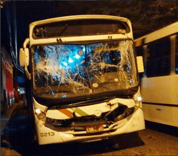 Ônibus colidem no Centro de João Pessoa e passageiros ficam feridos