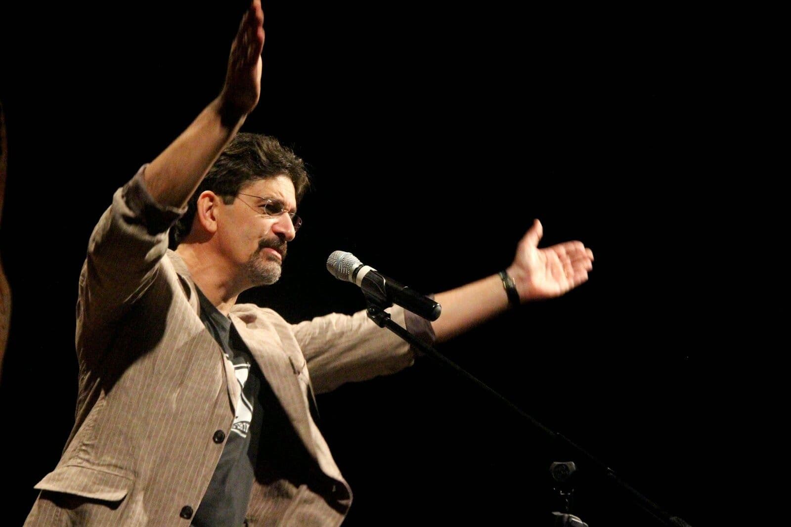 Jessier Quirino apresenta espetáculo 'Solto na Buraqueira' hoje e amanhã em Campina Grande