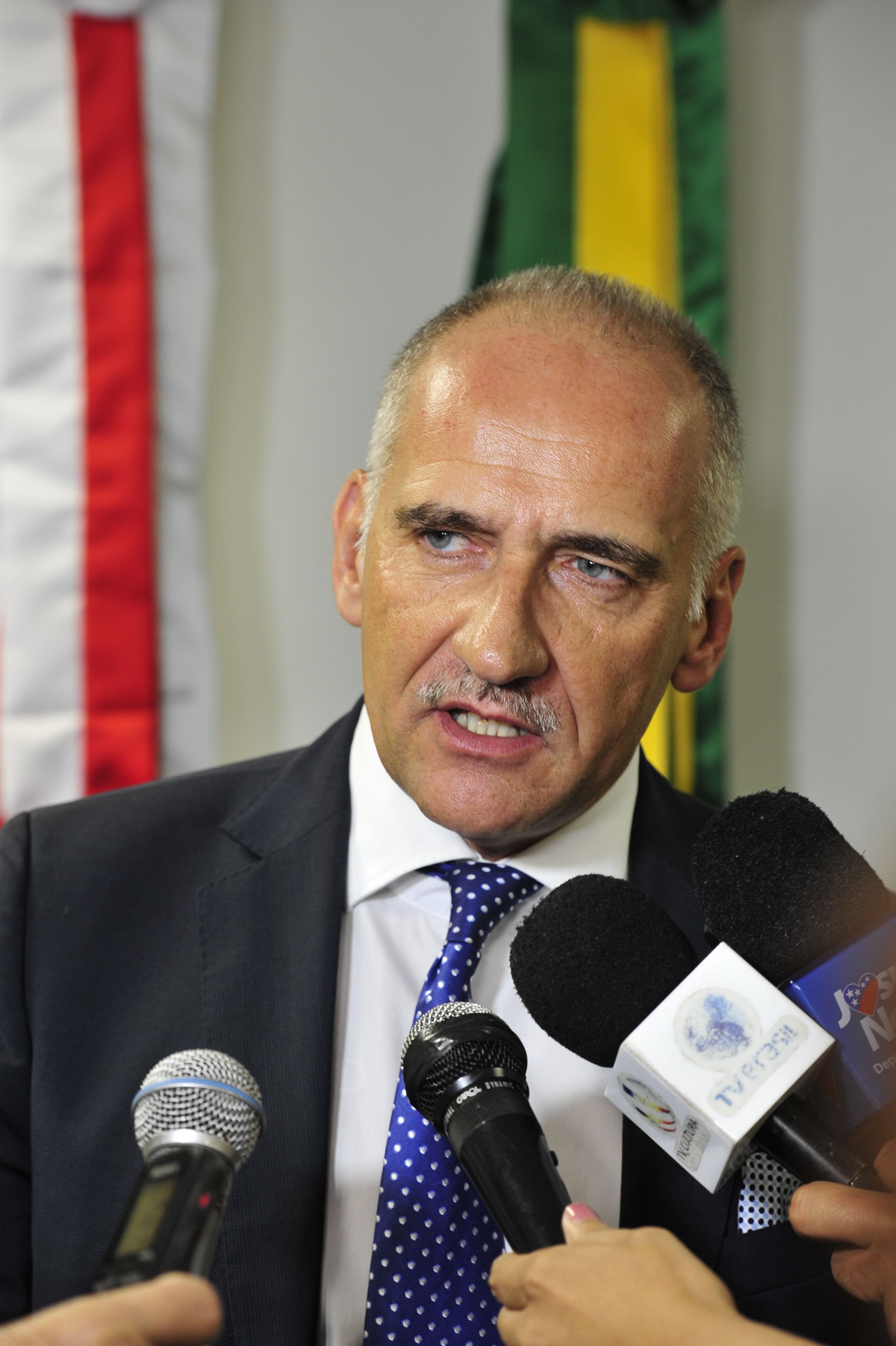 Embaixador diz que Suíça não é mais paraíso fiscal e tem colaborado com o fim da corrupção