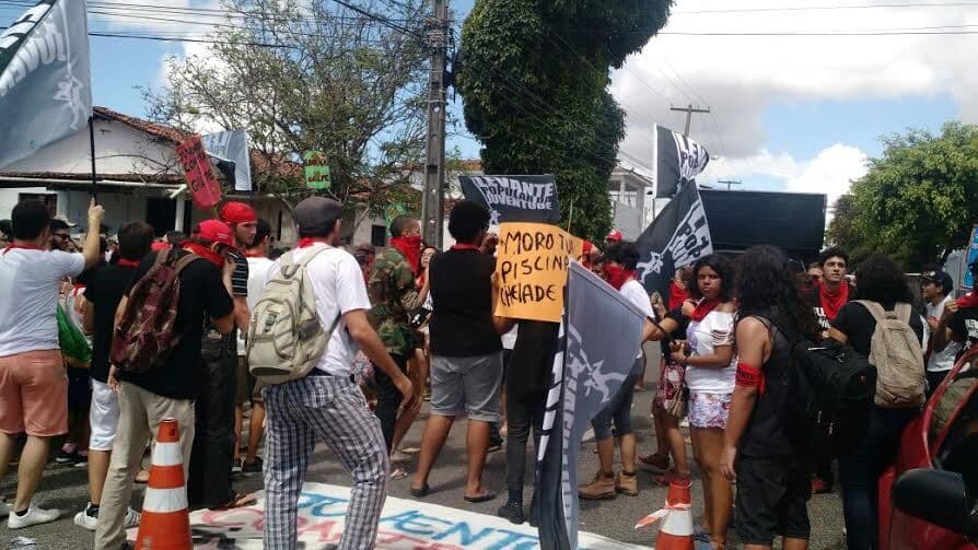 Manifestantes protestam contra juiz Sérgio Moro durante evento na Paraíba
