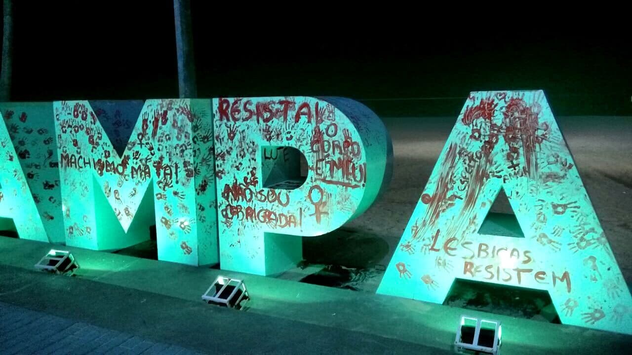 Mulheres protestam contra estupro e picham monumento "Eu ♥ Jampa"