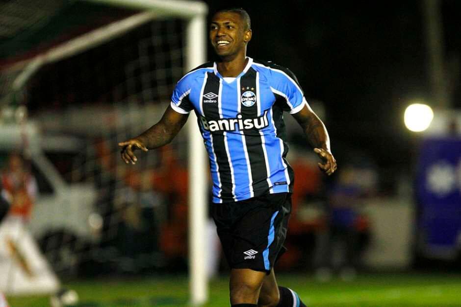 Mais um corte à vista: CBF comunica Grêmio que Walace será convocado