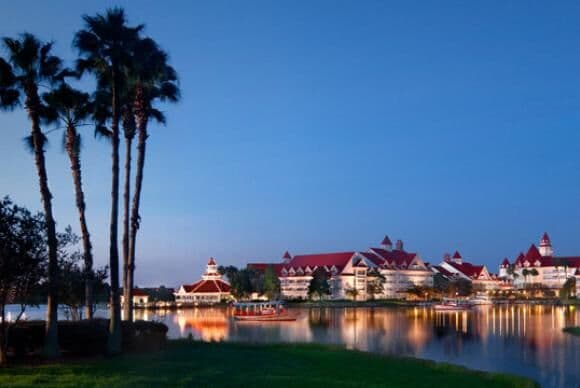 Jacaré arrasta criança para um lago em complexo turístico da Disney