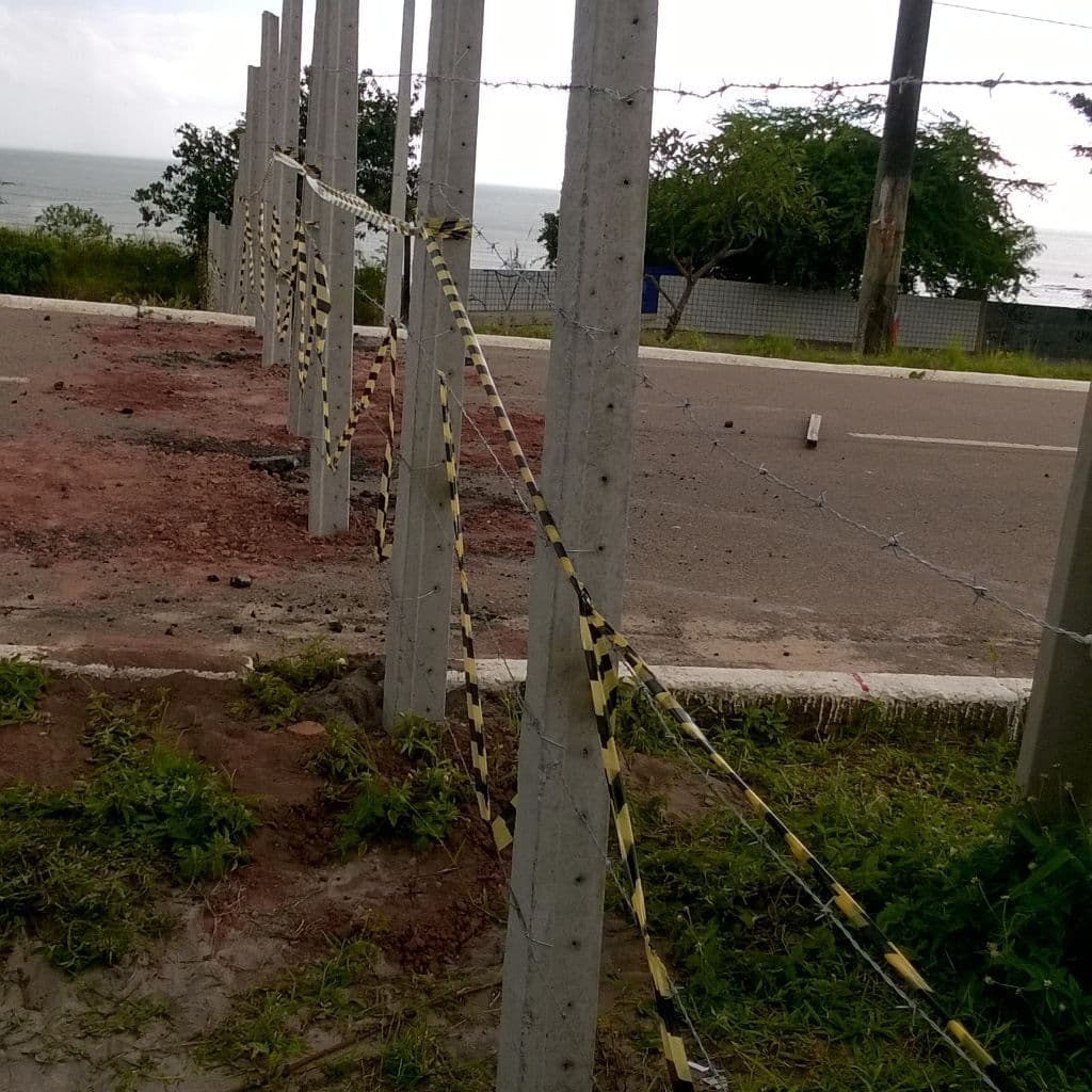 Cerca de arame farpado impede tráfego de pedestres ao mirante do Cabo Branco