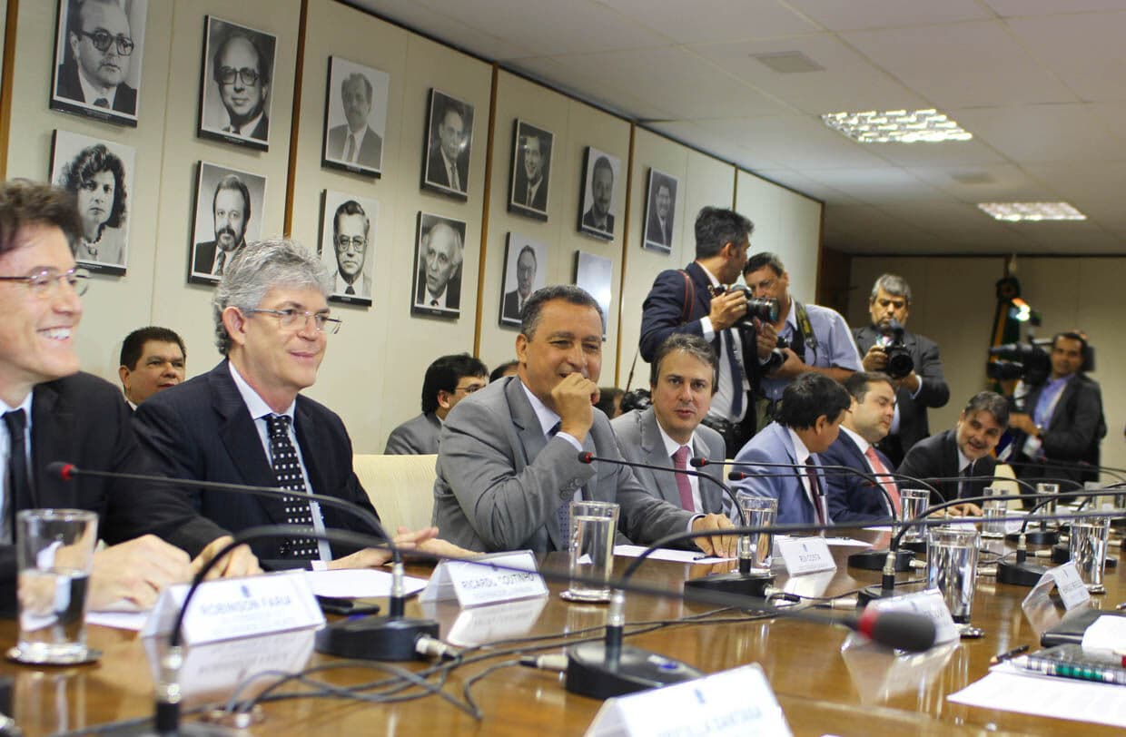 Governadores pedem R$ 14,3 bi ao governo federal e Ricardo critica falta de isonomia