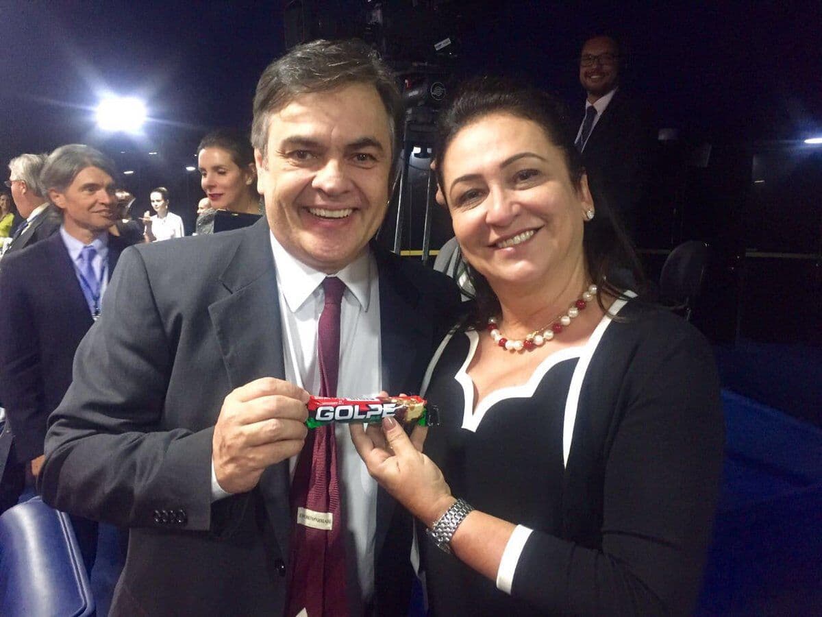 Cássio distribui chocolate "Golpe" a colegas no Senado