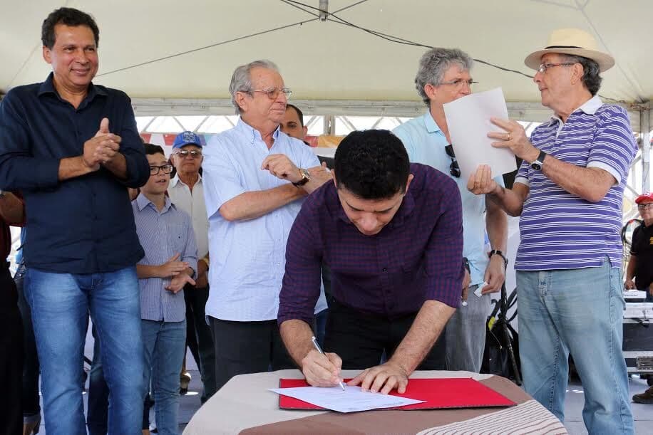 Ricardo assina ordem de serviço para obras do contorno de Solânea