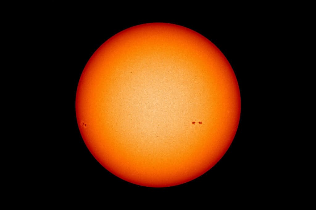 Superfície do Sol apresenta pontos escuros do tamanho da Terra