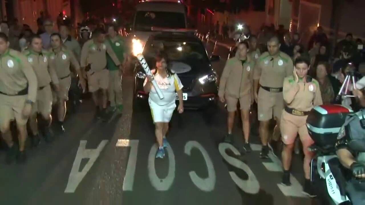 Dona do Magazine Luiza leva tombo ao carregar tocha olímpica