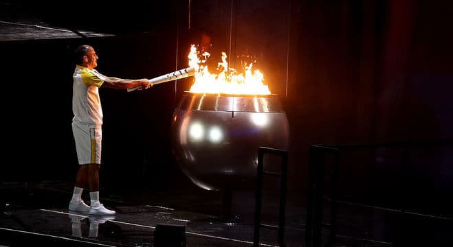 Vanderlei Cordeiro emociona o Maracanã ao acender a pira olímpica