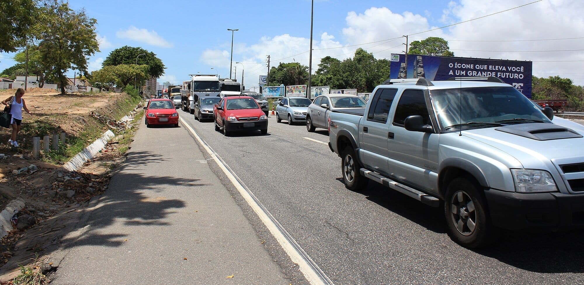 PRF registra queda em acidentese multa 1.228 motoristas por não usar luz baixa