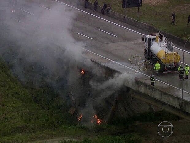 Colisão entre carretas e carro no Rodoanel causa explosão