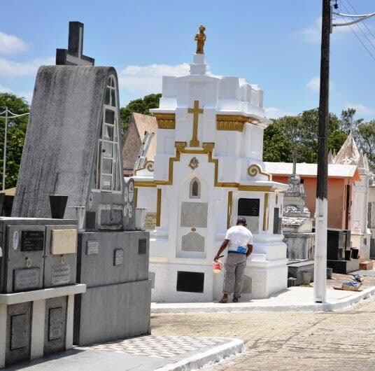 Prefeitura de Campina usa água do Bodocongó para a manutenção e limpeza dos cemitérios públicos