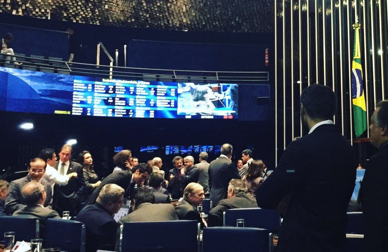 Senado aprova PEC que estabelece cláusula de barreira