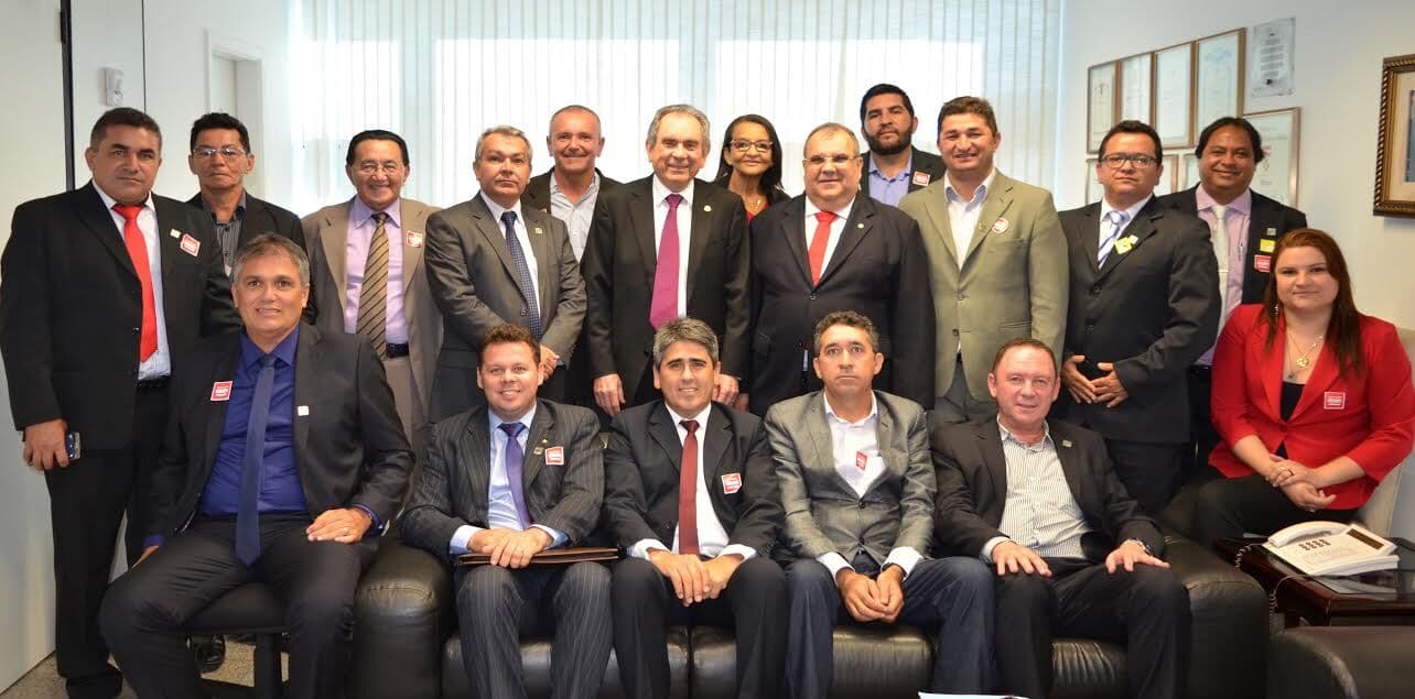 Senador Raimundo Lira recebe mais de 30 prefeitos em seu gabinete