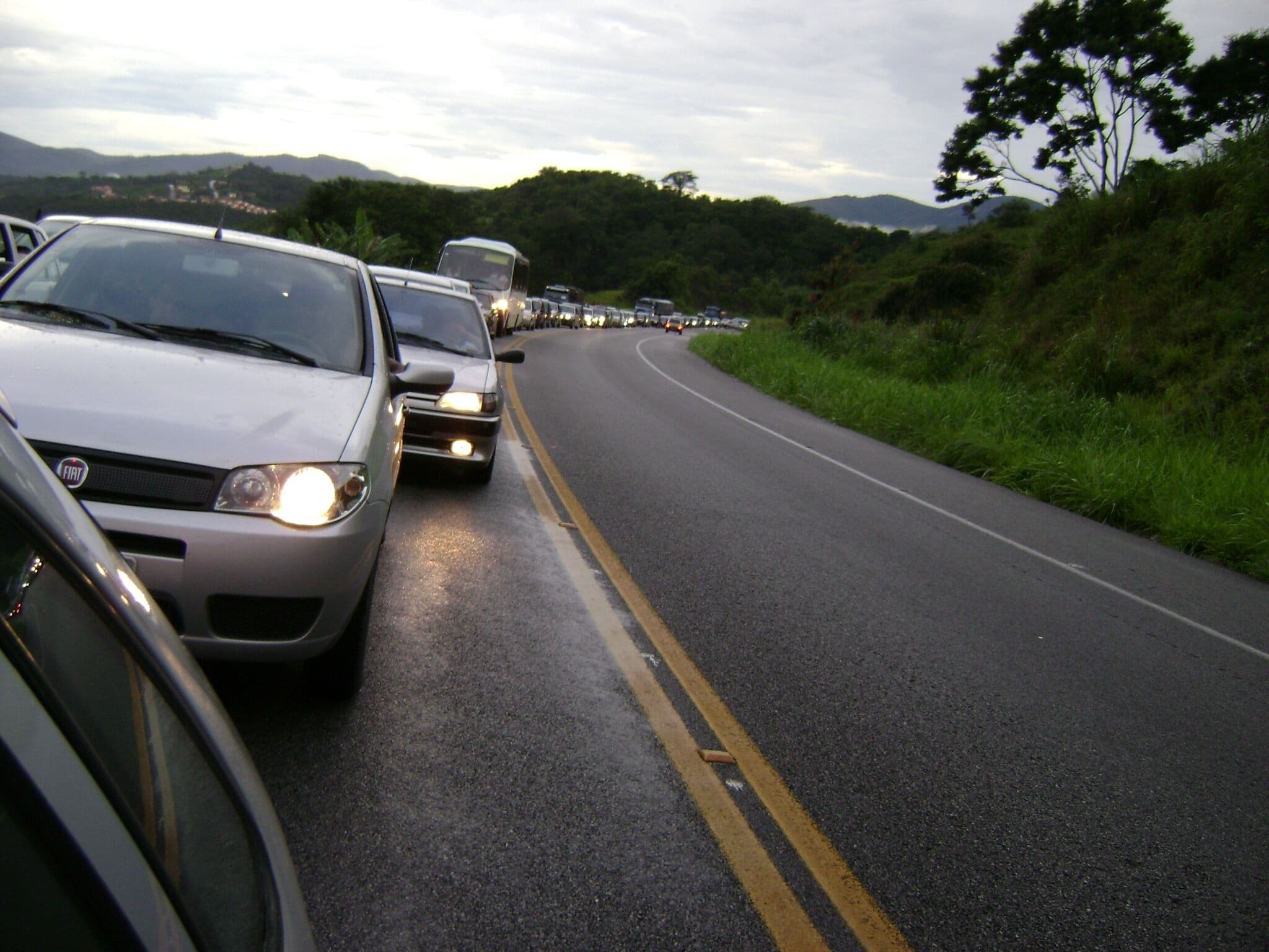 Notícia falsa sobre suspensão da Lei do Farol circula no WhatsApp