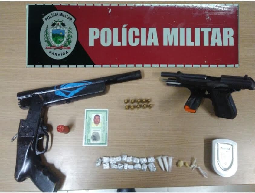 Após perseguição, polícia apreende armas e drogas em comunidade