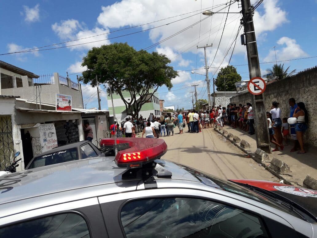 Homem é morto enquanto conversava com pai em praça