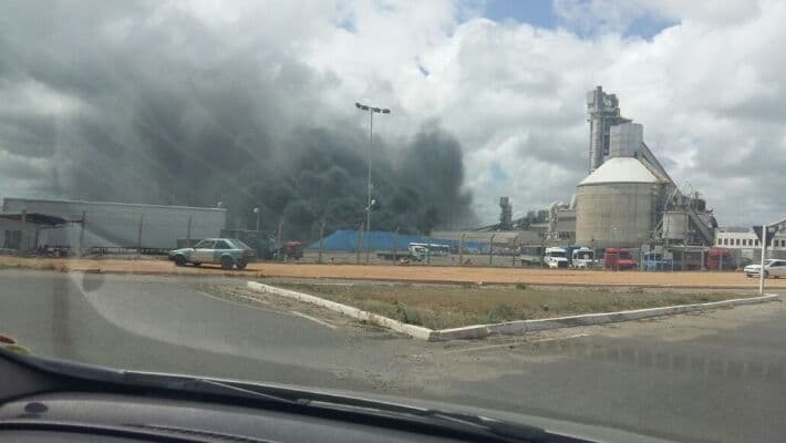 Incêndio atinge fábrica de cimento, mas chamas já foram controladas