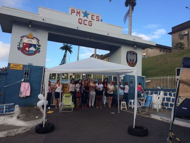 Mesmo após acordo, mulheres continuam nos batalhões e policiais não voltam às ruas no ES