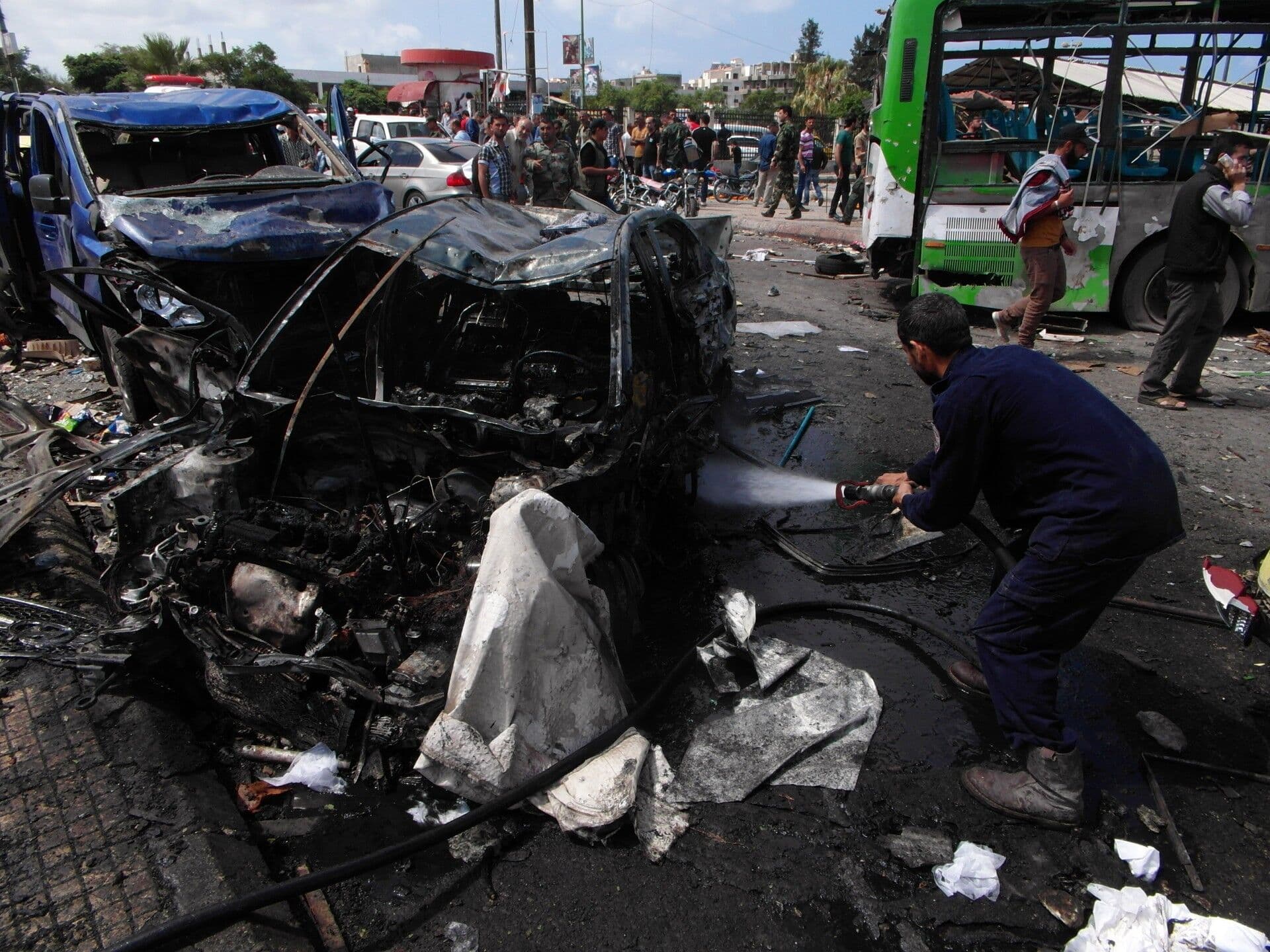 Carro-bomba mata dezenas em posto de segurança na Síria