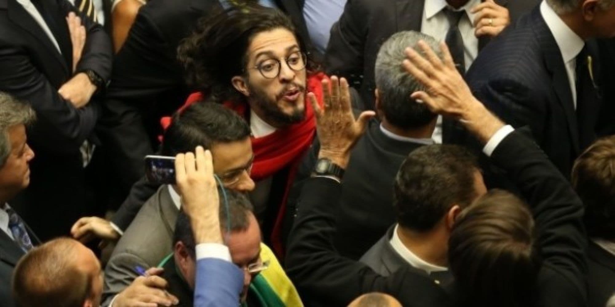 Conselho de Ética pune com advertência Jean Wyllys por cuspe em Bolsonaro