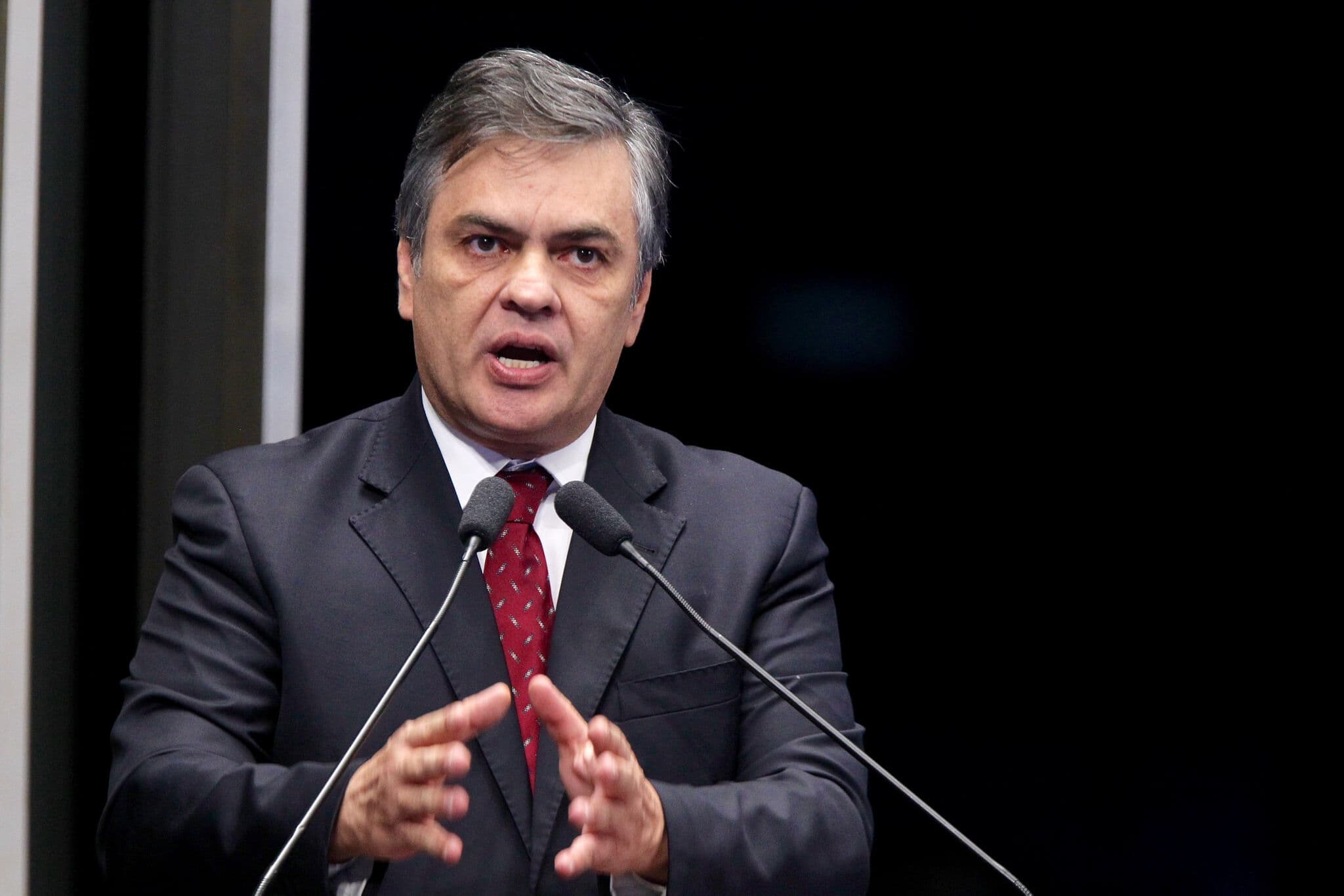 Cássio Cunha Lima apresenta proposta para garantir sinal de celular nas estradas