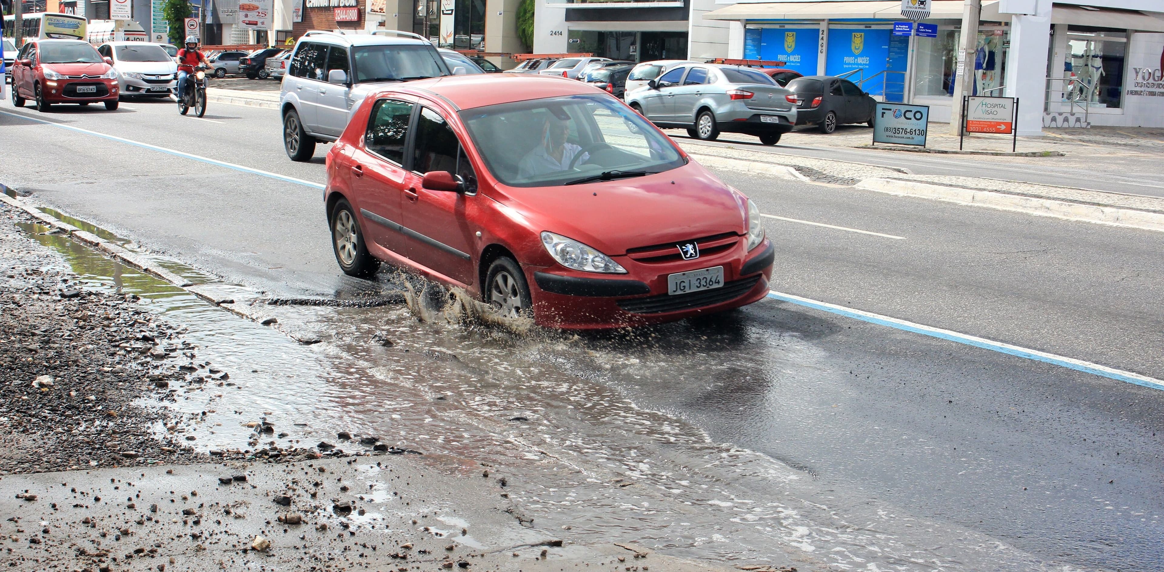 Ruas esburacadas e sem infraestrura se multiplicam em João Pessoa e prejudicam motoristas