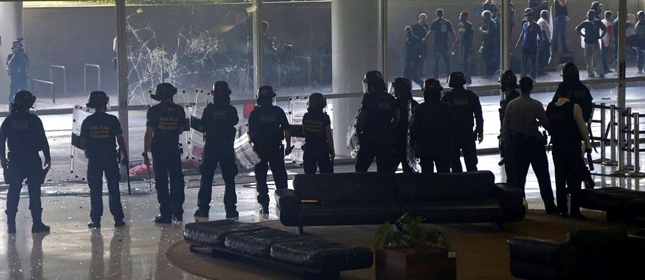 Manifestantes invadem Congresso em protesto contra a reforma da Previdência