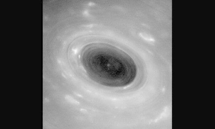 Nasa divulga imagens do mergulho da Cassini entre Saturno e seus anéis