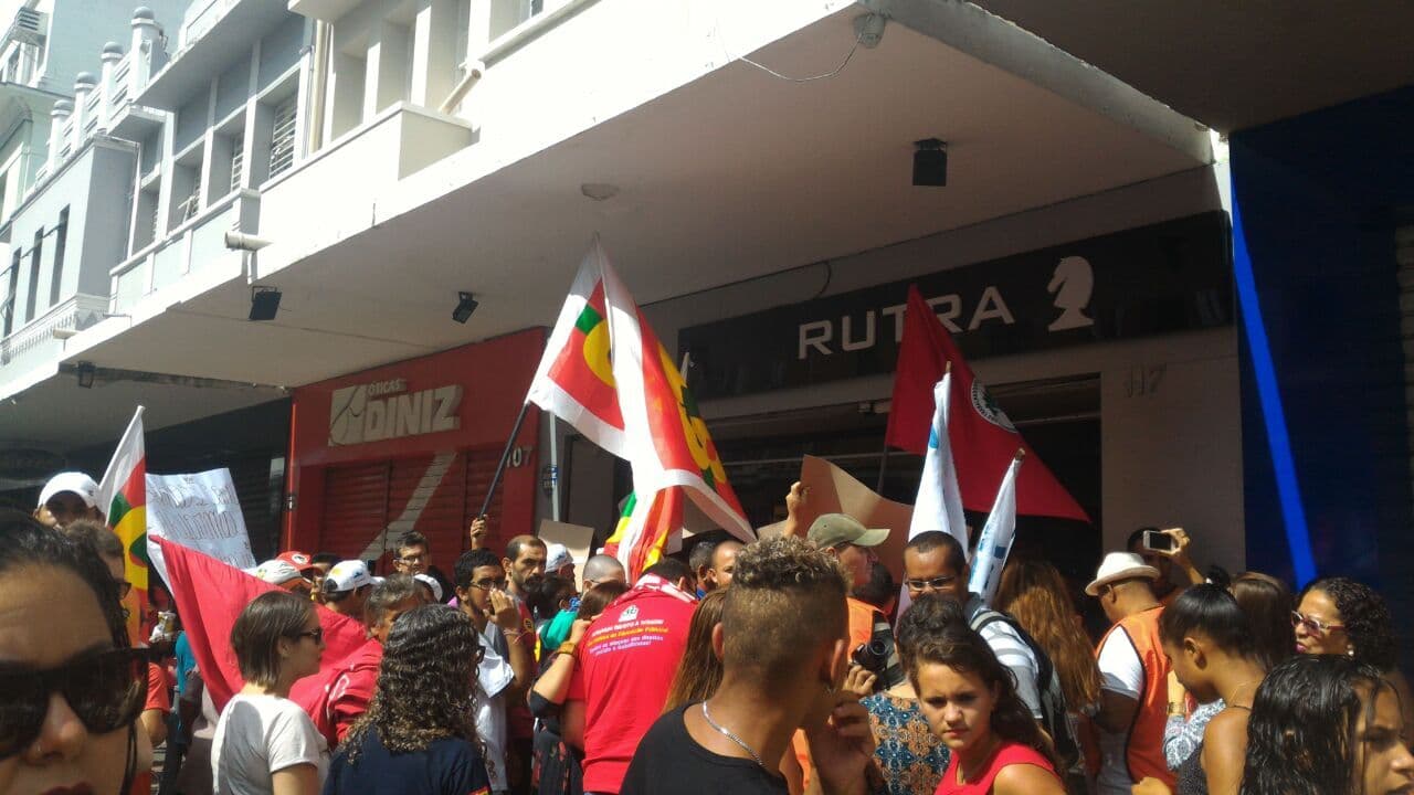 Manifestantes pressionam fechamento de lojas em Campina Grande