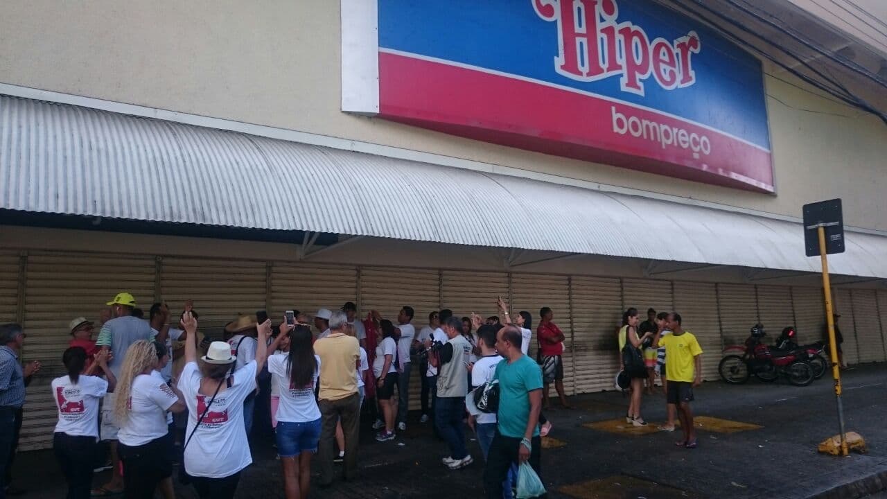 Manifestantes bloqueiam Centro de João Pessoa e pressionam lojistas a fecharem portas