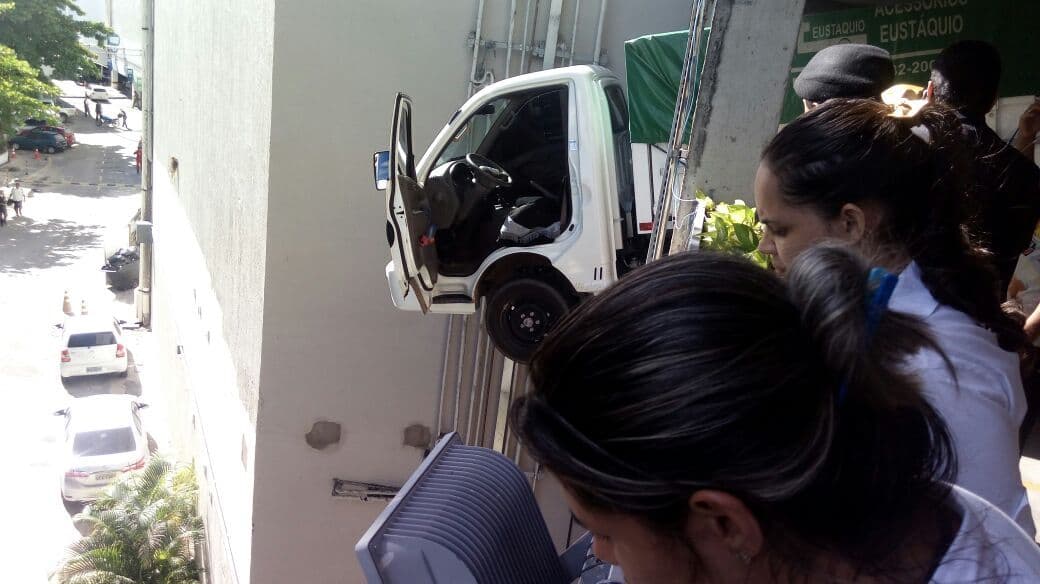 Motorista perde controle do veículo em estacionamento de shopping e despenca do quarto piso