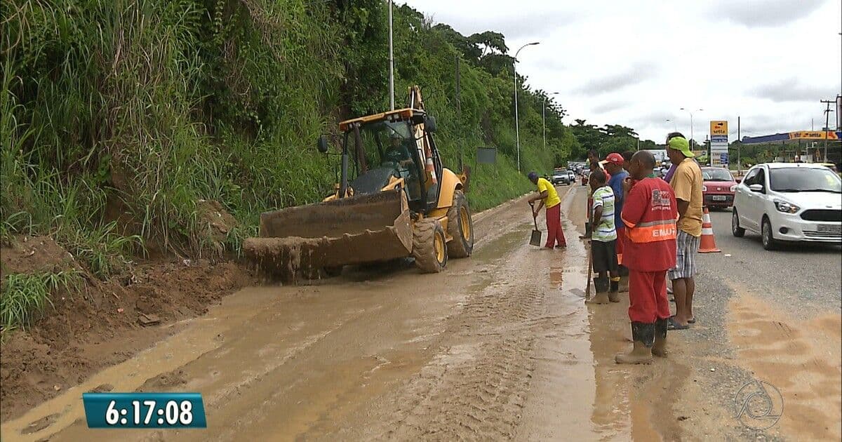 Chuvas causam deslizamento em barreira e congestionamento na BR-230 em João Pessoa