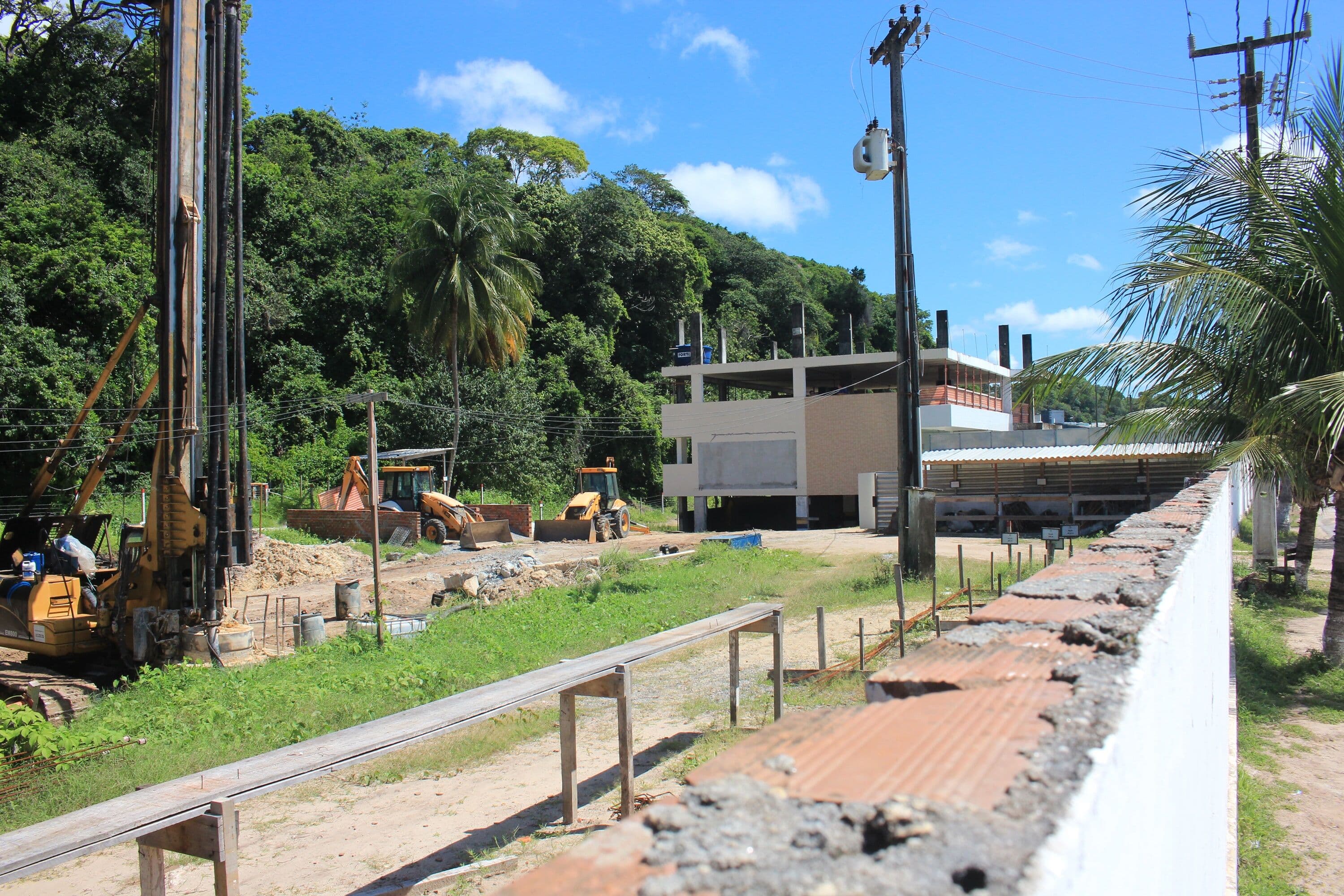 Técnicos da Prefeitura fazem vistorias após começo de obras de hotel na Barreira do Cabo Branco