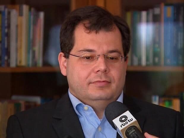 "Não tenho como não pensar que não mandaram matar meu pai", diz filho de Teori