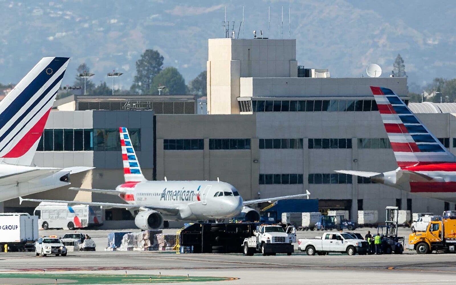 Colisão entre avião e caminhão deixa 8 feridos em aeroporto de Los Angeles