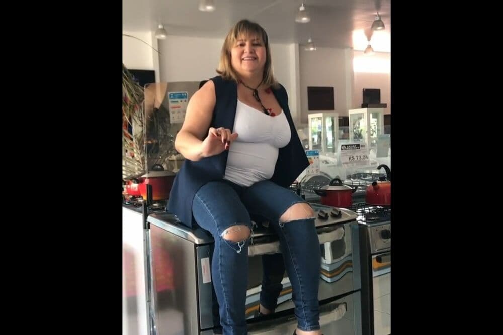 Empresária paraibana estrela comerciais de sua loja e conquista a internet