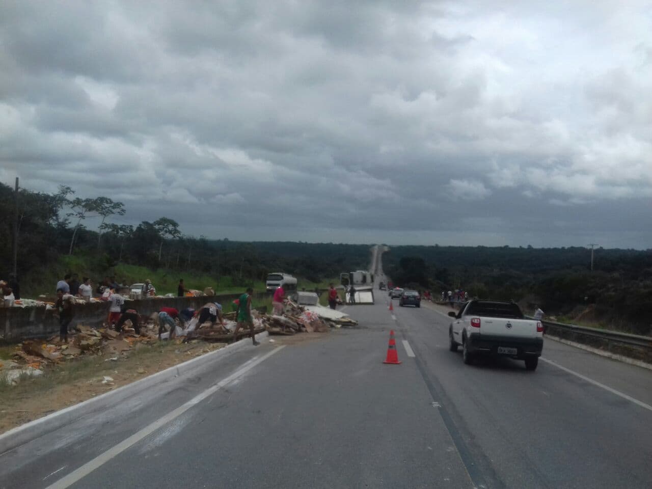 Carreta tomba no quilômetro 53 da BR 101