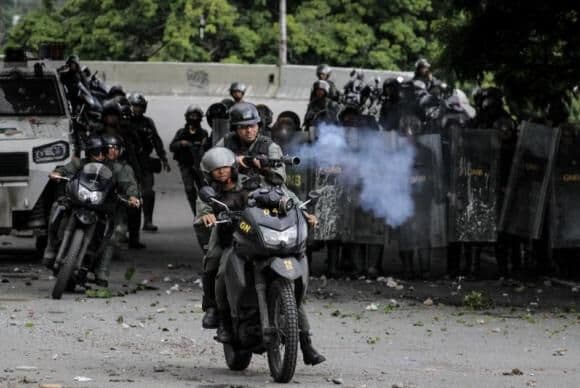 Guarda Bolivariana impede a entrada de deputados no Parlamento da Venezuela